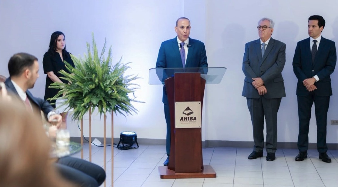 Javier Atala y la AHIBA plantean modernización de medios de pago en Honduras