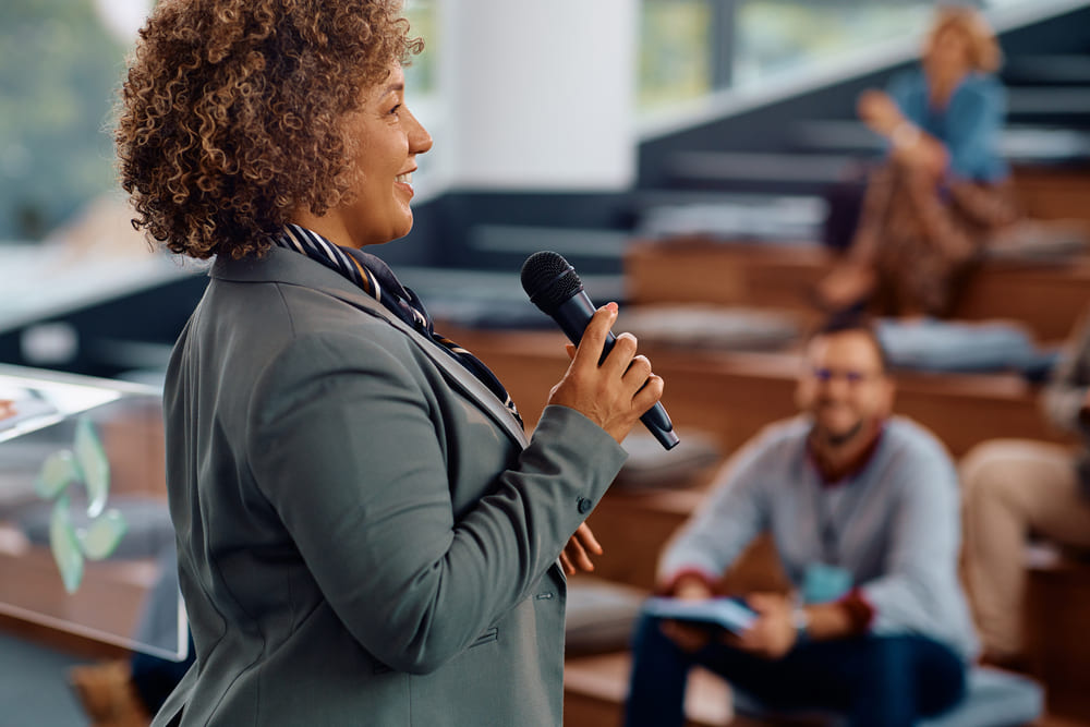 Conferencistas deportivos para empresas: ventajas para fortalecer los equipos