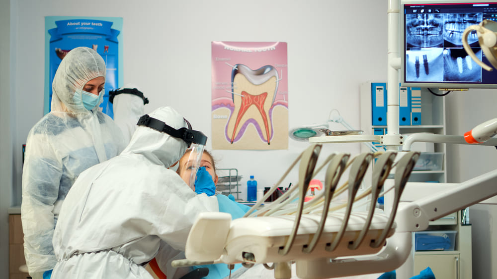 Cómo prevenir la retracción gingival con periodoncia en Panamá