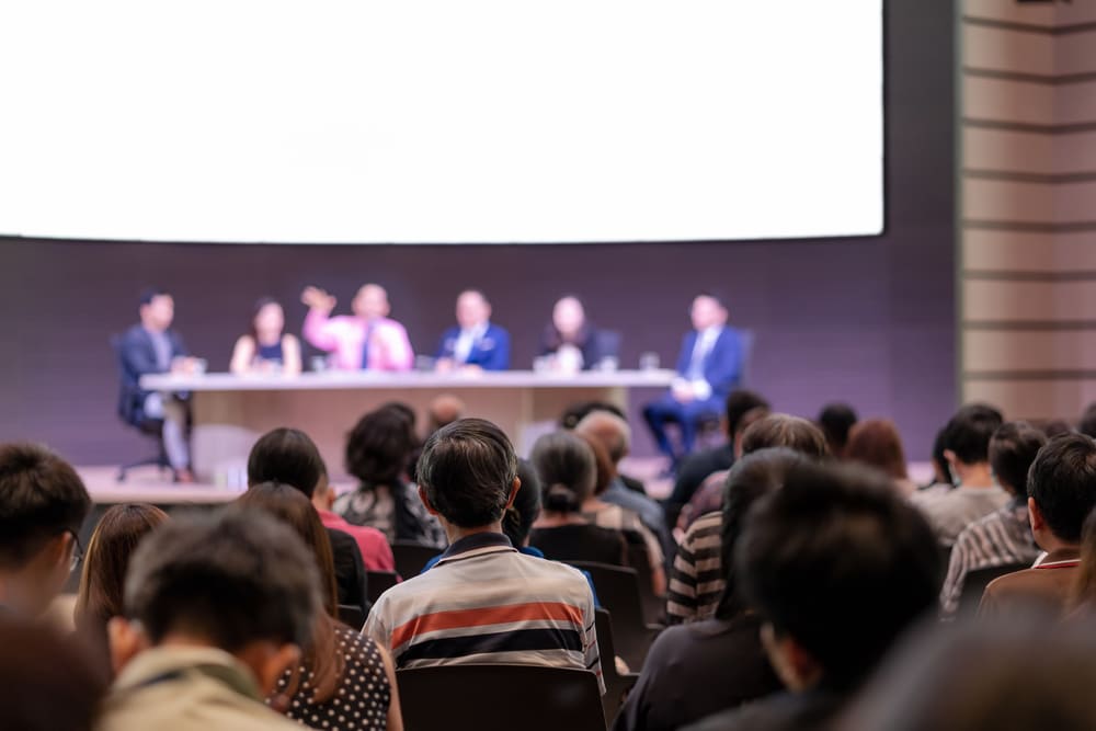 Estrategias para elegir un conferencista que aporte innovación y liderazgo