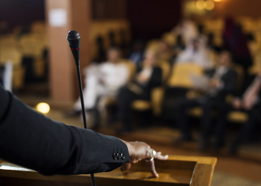 Consejos para seleccionar un conferencista que aporte liderazgo y creatividad en tu evento